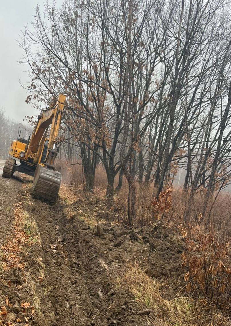 Работы на дорогах Уссурийского округа    Дорожники провели восстановление профиля водоотводных канав на 29 км Доброполье – Николо – Львовское в районе села Алексей-Никольское.   Также, специалисты вели ямочный ремонт с использованием дорожной фрезы с 0 до 1 км Хабаровск – Уссурийск – Воздвиженка в районе села Воздвиженка.     Присоединяйтесь к нашей группе «ВКонтакте»