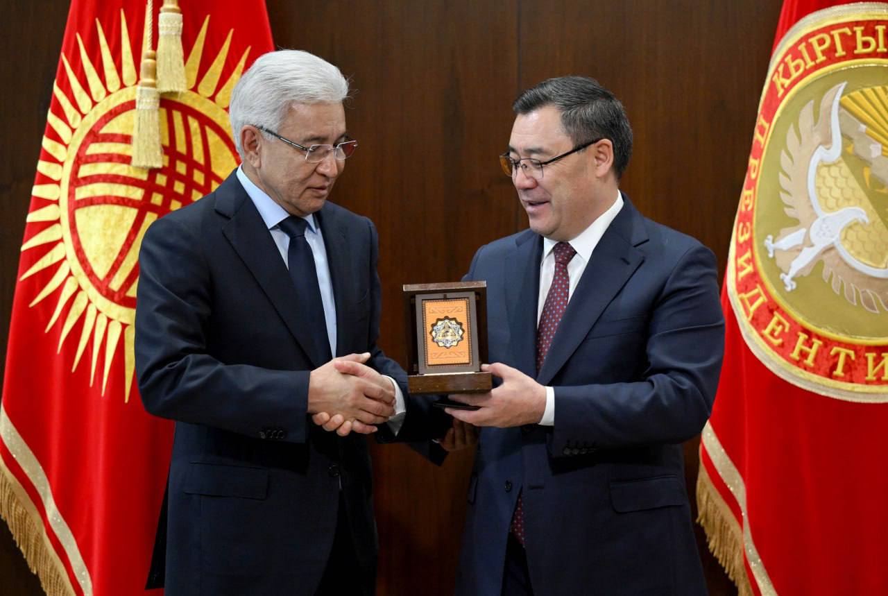 Участие Кыргызстана в ОДКБ один из ключевых внешнеполитических приоритетов страны заявил президент на встрече с генсеком организации Садыр Жапаров и Имангали Тасмагамбетов обсудили приоритеты председательства республики в организации региональную безопасность сотрудничество в сфере противодействия современным угрозам и подготовку к заседанию Совета коллективной безопасности в Бишкеке Тасмагамбетов высоко оценил работу Кыргызстана на посту председателя отметив что план мероприятий выполнен полностью Он отдельно подчеркнул значимость международной конференции по кибербезопасности инициированной Кыргызстаном которая укрепила потенциал стран участниц в противодействии новым вызовам Жапаров наградил Тасмагамбетова орденом Достук за вклад в укрепление безопасности и дружбы между государствами Sputnik Kyrgyzstan