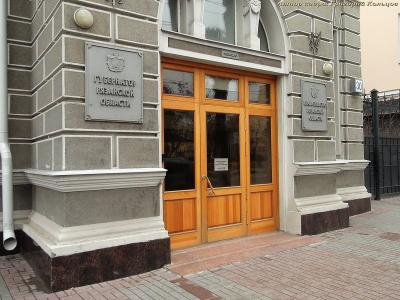 Некоторые кадровые перестановки в Рязани и области Комитет инвестиций и туризма возглавил Иван Семёнов ранее руководивший рязанским отделением Сбербанка Менеджер из банковской сферы это всегда технократ как и вся команда рязанского правительства сейчас У Семёнова большой опыт работы в финансовой сфере с бизнесом реализации соцпроектов Такие компетенции точно будут востребованы в работе по привлечении инвестиций и в сфере туризма И о министра образования области назначена замглавы ведомства Александра Кондратьева Министерство остаётся без руководителя уже год Может кандидатуру наконец согласовали В мэрии через год после назначения уволился начальник управления энергетики и ЖКХ Михаил Палачёв Официально по собственному желанию в связи с переходом на новое место работы Департамент ключевой в жизни города Надеемся с новым руководителем тянуть не будут