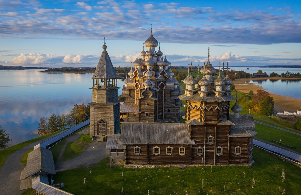 Власти Карелии ждут роста турпотока в зимний сезон на 30 Республика Карелия начала подготовку к предстоящему зимнему туристическому сезону По прогнозам властей зимой регион посетят около 400 000 туристов что на 30 больше по сравнению с аналогичным периодом прошлого года сообщил глава Карелии Артур Парфенчиков во время пресс конференции 27 октября Сейчас Карелия активно готовится к предстоящему зимнему сезону и мы ожидаем увеличения туристического потока По прогнозам республику посетит около 400 000 туристов что на 30 больше показателя прошлого года рассказал он По словам главы Карелии спрос на туристические поездки в регион продолжает расти Сейчас в республике наблюдается превышение спроса над предложением по местам размещения Чтобы обеспечить растущий спрос в регионе открывают новые гостиницы включая глэмпинги а также развивают другую туристическую инфраструктуру   Кроме того в регионе набирает популярность автомобильный туризм Для поддержки автотуристов в Карелии развивают дорожную инфраструктуру Подробнее в материале на нашем сайте kizhi karelia ru Подпишитесь на Ведомости Северо Запад