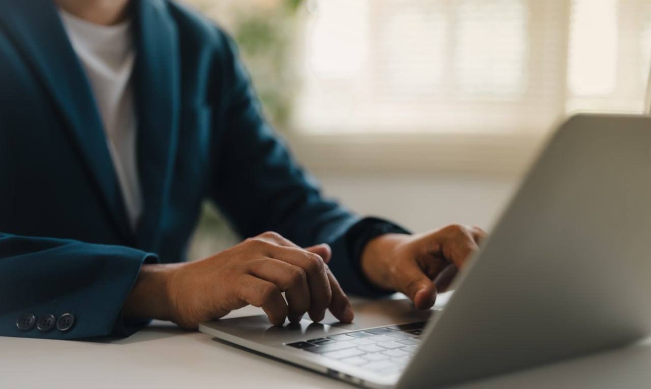 Пользователи Windows 11 столкнулись с неприятным сбоем после выхода январского обновления версии 23H2 На некоторых компьютерах перестала корректно работать функция выключения и перехода в спящий режим устройство начинает самопроизвольно перезагружаться Проблема затронула компьютеры с функцией System Guard Secure Launch это защита загрузки Windows от вирусов и атак на уровне прошивки Обычно её используют на рабочих и корпоративных ПК с профессиональной или корпоративной лицензией Windows Компания Microsoft официально признала наличие ошибки В качестве временного решения пользователям рекомендуют выключать компьютер используя команду shutdown s t 0 Разработчики уже работают над исправлением которое должно быть выпущено в одном из следующих обновлений Подписаться на Москва 24 Наши каналы Новости в MAX