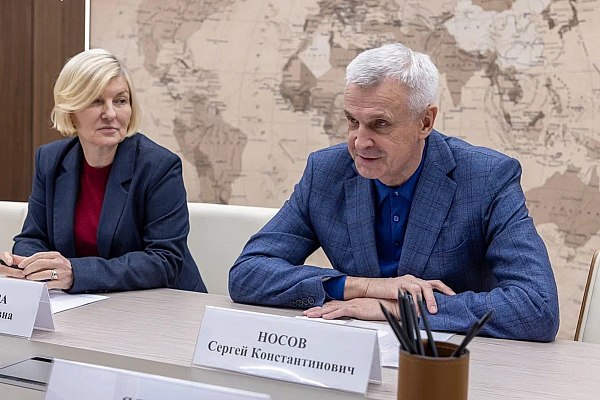 В Росавиации оценили планы по развитию авиакомпании Авиация Колымы Развитие воздушного флота перевозчика Авиация Колымы поддержание летной годности его самолетов и вертолетов обсудили на встрече в Росавиации Дмитрий Ядров и губернатор Магаданской области Сергей Носов Об этом сообщает AVIA RU со ссылкой на данные пресс службы Росавиации Как отмечают в ведомстве авиаперевозки в регионе развиваются Летом пассажиропоток магаданского аэропорта вырос на 7 3 к аналогичному периоду 2024 года до 197 3 тыс человек Авиация Колымы участвует в транспортном обеспечении осваиваемых месторождений полезных ископаемых на Дальнем Востоке За последние два года перевозчик получил вертолеты Ми 38 Ми 8МТВ 1 Ансат Также эксплуатирует самолеты Ан 74 ТВС 2МС и даже беспилотники aviaru net n290523