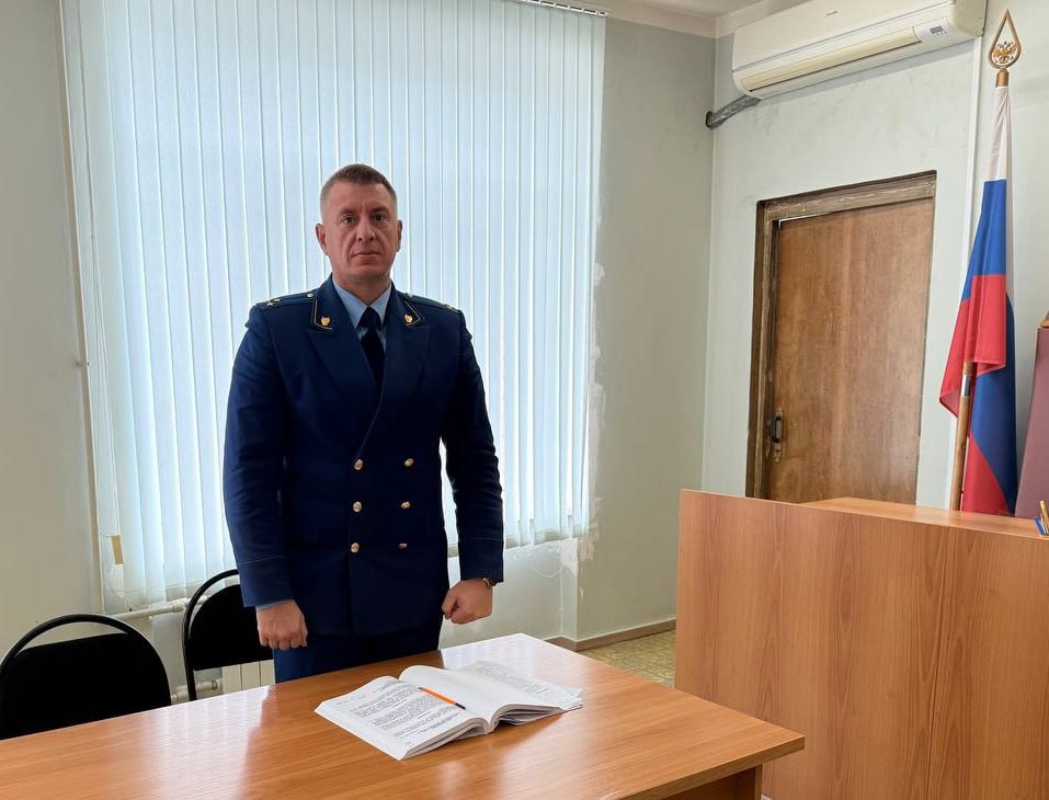 Прокуратура г Балаково в суде поддержала государственное обвинение по уголовному делу в отношении бывшего командира отдельной роты ДПС ОГИБДД МУ МВД России Балаковское Саратовской области Он признан виновным по п в ч 5 ст 290 УК РФ получение взятки Установлено что с января по июль 2025 года командир отдельной роты ДПС используя свои властные полномочия и авторитет занимаемой должности получил от подчиненного инспектора ДПС денежные средства в общей сумме 250 тыс рублей за осуществление общего покровительства последнего и попустительство по службе в связи с низкими показателями работы Преступная деятельность пресечена сотрудниками УФСБ России по Саратовской области и ОРЧ СБ ГУ МВД России по Саратовской области Суд учитывая позицию государственного обвинителя назначил виновному наказание в виде 5 лет лишения свободы с отбыванием в исправительной колонии строгого режима со штрафом в размере 500 тыс рублей с лишение права занимать должности связанные с осуществлением функции представителя власти на срок 3 года Денежные средства полученные в качестве взятки конфискованы