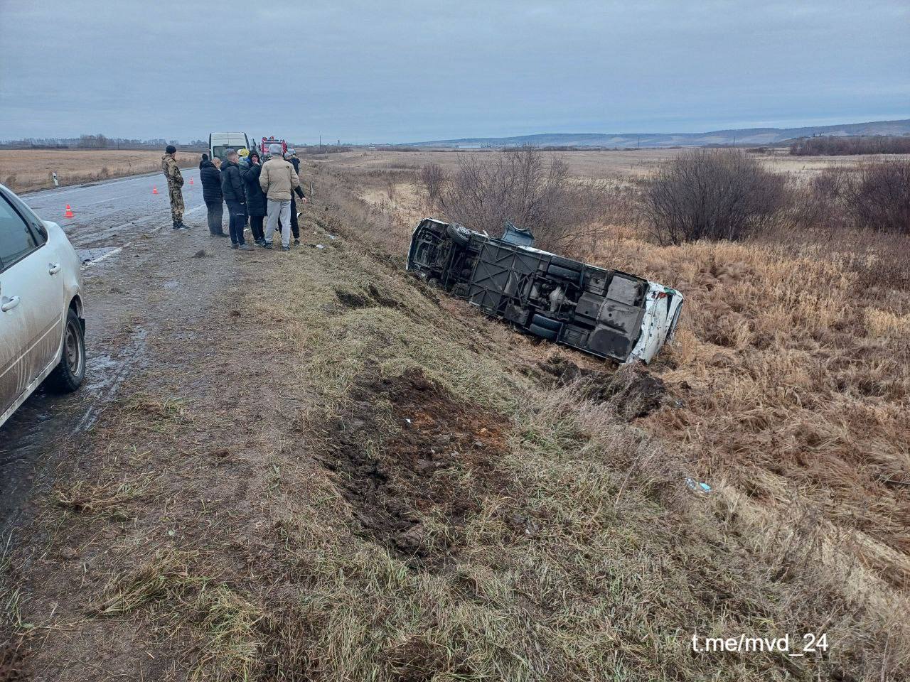 Девять человек пострадали в ДТП с автобусом в Красноярском крае, сообщает главк МВД по региону.  Автобус, перевозивший рабочих, опрокинулся в кювет на трассе в районе поселка Бартат.