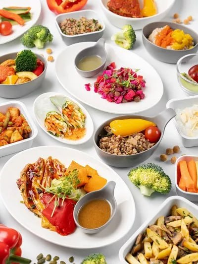 Аэрофлот обновил VJML С началом Великого поста Аэрофлот обновил постное меню для пассажиров соблюдающих церковные каноны В этом году оно появится на борту с 23 февраля Его можно бесплатно заказать по SSR коду VJML У других авиакомпаний такой код используется для другого спецпитания еда для последователей джайнизма Джайны тоже строгие вегетарианцы но у них ограничения ещё более серьёзные например не благословляется есть корнеплоды овощи должны расти над землёй в то время как русский постный стол наоборот широко использует картофель свёклу и лук Пассажиры бизнес класса Аэрофлота смогут оценить изысканную подачу постных хитов от лёгких закусок вроде спринг роллов с овощами под кисло сладким соусом или классического винегрета до сытных горячих блюд Среди них постная лазанья из баклажанов запечённый баклажан с маринованным кабачком и тыквой а также овощи с молодым картофелем в соусе ромеско На завтрак предложат пшённую кашу на миндальном молоке с яблоками и курагой или гречневую кашу с белыми грибами а завершит трапезу фруктовая тарелка В комфорт классе меню также включает винегрет салат табуле ту же постную лазанью из баклажанов и упомянутую пшённую кашу на миндальном молоке с фруктами на десерт Пассажиры эконом класса на рейсах продолжительностью от трёх часов смогут выбрать из ассорти свежих овощей запечённых овощей в специях карри или жареного картофеля с грибами а также рисовой каши на воде с миндальными лепестками дополняя обед традиционным винегретом или табуле Важно отметить что обновлённое постное меню не является сезонным оно будет доступно на рейсах Аэрофлота на протяжении всего года www frequentflyers ru 2026 02 22 su new vjml frequentflyers