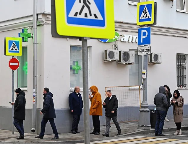 Из российских аптек начал исчезать популярный нейролептик Сероквель который применяется для терапии психозов биполярного расстройства шизофрении и иных заболеваний пишет Коммерсантъ По данным газеты нехватка препарата связана с передачей прав на него от британско шведской AstraZeneca немецкой Cheplapharm которая началась в 2019 году Опрошенные Коммерсантом врачи отметили что переход пациентов с Сероквеля на дженерик как правило проходит гладко jkinvest news jkinvest