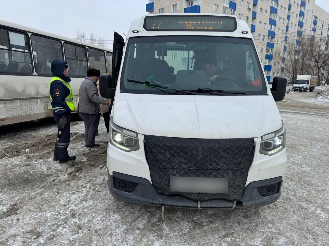 Полиция Бийска вышла в рейд по выявлению нарушений в автобусах   Сотрудники Госавтоинспекции Бийска провела проверки общественного транспорта и его водителей: •  на предмет законности осуществления перевозок; •  наличия соответствующих документов на управление транспортными средствами; •  соответствия технического состояния автобусов требованиям безопасности дорожного движения.  Посмотрите, сколько автобусов на «Кристалле». Интересно, их специально со всего города собирали для проверки или бийчане зря жалуются, что мало транспорта?