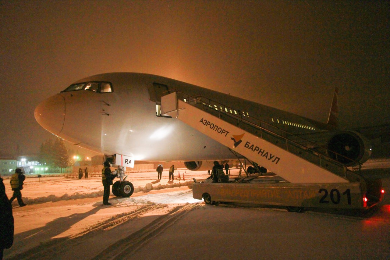 ТОЛК новости Барнаула Алтайского края и Республики Алтай   Несколько самолетов перенаправлено в Новосибирск из за метеоусловий в Барнауле В их числе  Рейс Москва Барнаул авиакомпания Сибирь Планируемое время прибытия в Барнаул 12 35  Рейс Москва Барнаул авиакомпания Аэрофлот Планируемое время прибытия в Барнаул 13 55  Рейс Санкт Петербург Барнаул авиакомпания Северный Ветер Планируемое время прибытия в Барнаул 11 20 Также задерживается прибытие следующих рейсов в Барнаул Екатеринбург Барнаул Ред Вингс прибытие планируется в 15 00 Новосибирск Барнаул Сибирь прибытие планируется в 11 55 Ситуация на постоянном контроле в региональном Минтрансе Как только погодные условия позволят воздушные суда будут направлены в Барнаул сообщили в ведомстве ТОЛК ТОЛК в подробнее на канале ТОЛК новости Барнаула Алтайского края и Республики Алтай