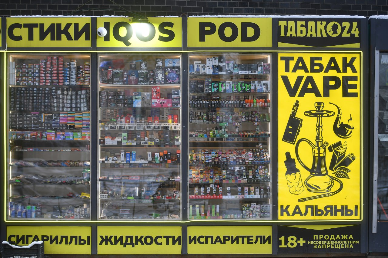 В России могут запретить курить вейпы вне дома Такую меру обсуждают на федеральном уровне По словам сенатора Ольги Епифановой первым регионом для пилотного проекта станет Нижегородская область Главная цель защитить население особенно молодежь от никотиновой зависимости и сократить распространение электронных сигарет Об этом пишет Комсомолка Эксперты отмечают запрет может помочь в охране здоровья но слишком жёсткие меры рискуют привести к росту нелегального рынка Вы считаете такую меру необходимой Делитесь мнением в комментариях Фото Алексей Булатов