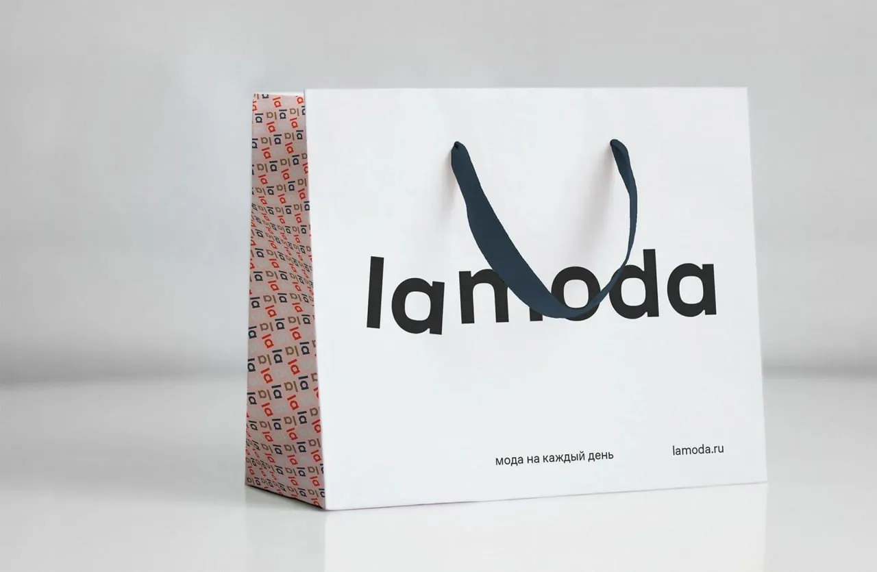 Lamoda купила долю в бренде одежды Selfmade Компания приобрела 90 в ООО Фаст фэшн которое управляет брендом Это первая M A сделка онлайн площадки Остальные 10 Фаст фэшн сохранит за собой основатель Selfmade Татьяна Куценко она же останется гендиректором Сумму сделки стороны не раскрывают Selfmade основан в 2017 году У бренда есть 5 розничных магазинов в Москве и Санкт Петербурге Согласно СПАРК выручка ООО Фаст фэшн по итогам 2025 года выросла вдвое до 581 млн руб чистая прибыль составила 8 млн руб после почти нулевой по итогам 2024 года jkinvest news jkinvest