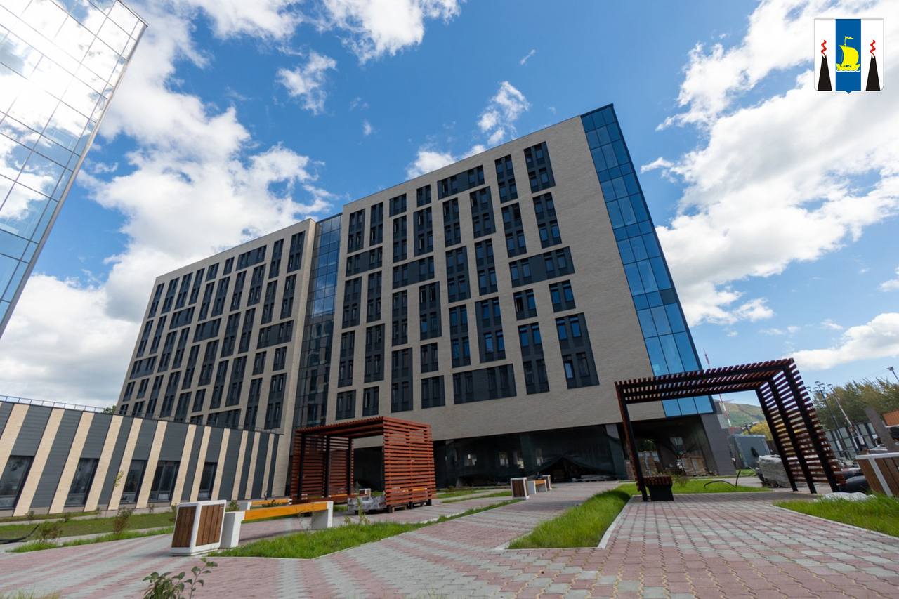 В студгородке СахалинТех завершаются пуско наладочные работы   На объекте остаются финальные штрихи сборка мебели уборка помещений благоустройство Губернатор Валерий Лимаренко накануне побывал на строительной площадке и проинспектировал ход работ Студенты давно ждут когда заселятся в свои новые комфортные комнаты Программа пуско наладочных работ есть Готовы ее выполнить обратился Валерий Лимаренко к подрядчику и региональному министерству строительства Руководитель сахалинского минстроя Николай Давыдов заверил что готовы Все инженерные коммуникации в двух корпусах готовы в третьем на 90 процентов Но локальную пуско наладку уже проводим поэтажно Планируем завершить все к середине октября и получить заключение о соответствии построенного объекта отметил Николай Давыдов Студгородок состоит из 3 девятиэтажных корпусов с общем цоколем В центральном корпусе уже собрана мебель и кухни В двух других сборка продолжается уже смонтирована сантехника Завершаются мелкие работы  Глава региона также проверил ход благоустройства территории Уже сделаны тротуары и зеленые зоны предусмотрено уличное освещение Валерий Лимаренко подчеркнул ограждения у студгородка быть не должно Для обеспечения безопасности предусмотрят турникеты и систему управления доступом в здания У нас не секретный университет Напротив он открыт для всех жителей и гостей Южно Сахалинска А для студентов внутреннее пространство станет молодежным клубом Здесь ребята смогут общаться играть на гитаре или в настольный теннис обедать на фудкорте А чтобы сделать такие мероприятия комфортными в любое время года планируется установить мягкие окна рассказал губернатор   СахалинТех должен стать ведущим научным центром Дальнего Востока Уже сейчас совместно с Газпромом прорабатывается инициатива сделать СахалинТех опорным вузом компании который будет готовить кадры для предприятий холдинга