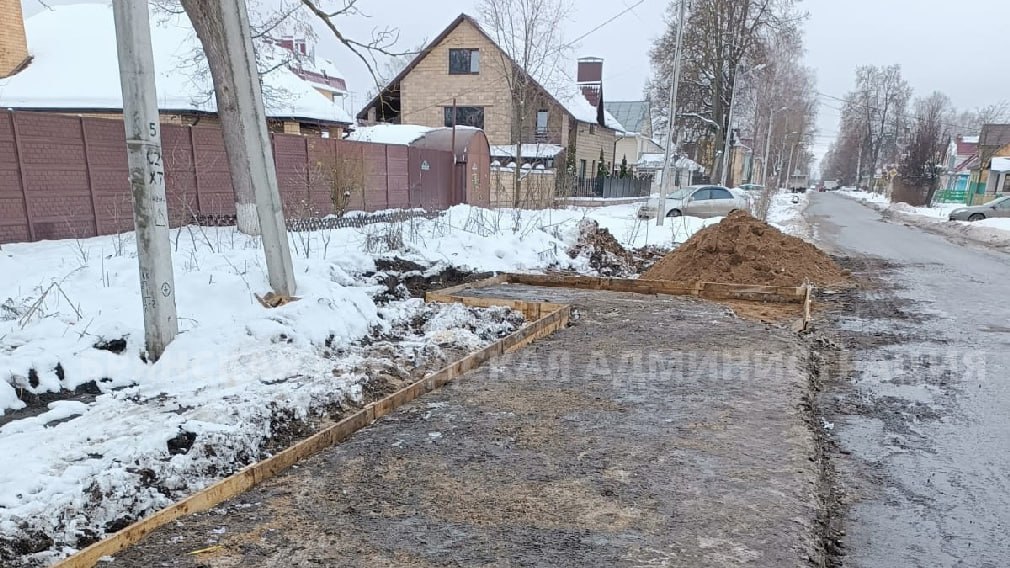 В Бежицком районе Брянска наводят чистоту на площадках для мусора.    У дома № 27 на месте сбора мусора установили ограждения. Это было сделано силами управляющих компаний «Юпитер», «Статус», «Домоуправление», «Город» и «Жилкомсервис». Обращение по поводу ограждения поступило от местных жителей.    Специалисты районной администрации обратились к региональному операторы по обращению с ТКО с просьбой заменить здесь неисправный бункер-накопитель для отходов.   До конца 2024 года такие обновленные площадки появятся в микрорайоне «Автозаводец» около дома №11, около дома №41А по улице Молодой Гвардии и дома №1 по улице Коммунистической.  Фото: пресс-служба Брянской городской администрации