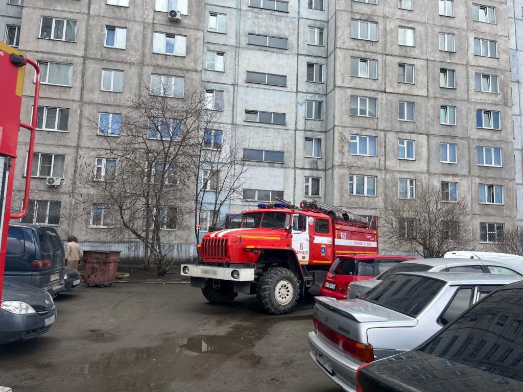 Холодильник стал причиной пожара в барнаульской многоэтажке Вчера утром в одной из квартир многоквартирного дома на улице Попова произошло возгорание К моменту прибытия первого пожарного расчета в подъезде наблюдалось задымление В тушении были задействованы 11 человек личного состава МЧС и три единицы спецтхеники Пламя удалось потушить на площади около 4 квадратных метров Хозяйка квартиры отравилась продуктами горения Ей потребовалась госпитализация Наиболее вероятной причиной происшествия специалисты называют нарушение правил пожарной безопасности при эксплуатации электрооборудования произошло замыкание в холодильнике Фото иллюстративное