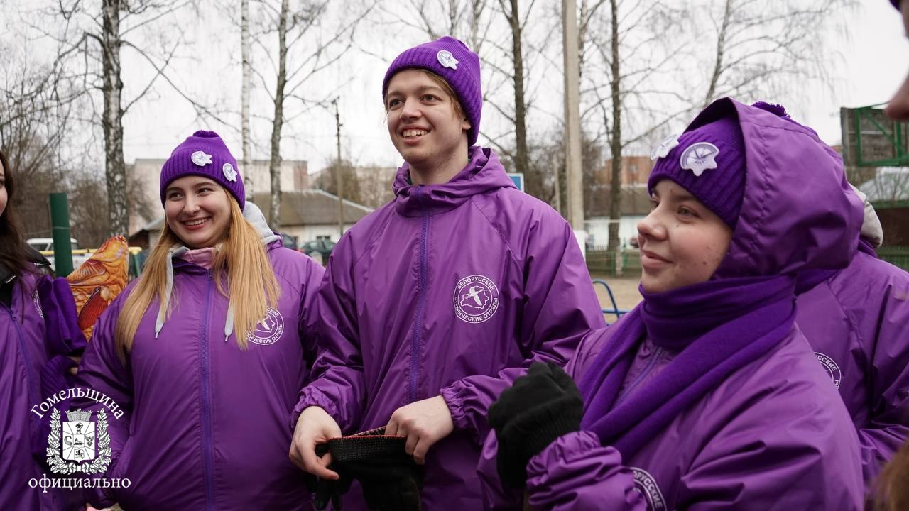 26 января стартует республиканский патриотический трудовой проект Зимний маршрут Проект реализуется бойцами студенческих отрядов БРСМ В программе каждого из маршрутов проведение занятий гражданско патриотической тематики по истории Великой Отечественной войны а также презентация деятельности БРСМ и БСО профориентация и организация спортивных мероприятий Также участников ожидают репетиции и сдача концертных программ занятия по направлениям работы На Гомельщине будет реализовано два маршрута Наследие по Лоевскому и Брагинскому районам а также Лед и пламя по Жлобинскому и Рогачевскому районам Отряды побывают в учреждениях образования социальных пансионатах на мемориалах примут участие в концертных программах О том как это будет мы расскажем в ленте Гомельщины официально