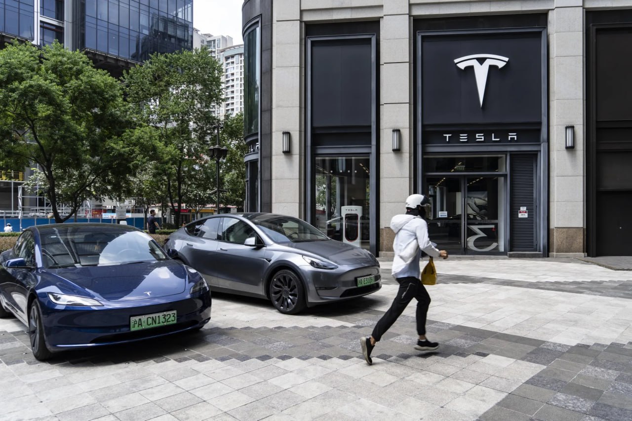 ПОЛИТИКА ИЛОНА МАСКА МОЖЕТ НАВРЕДИТЬ ПРОДАЖАМ TESLA. - [Bloomberg] ............................................................. — Ассоциация легковых автомобилей Китая предупреждает, что участие Илона Маска в политике может нанести ущерб продажам электромобилей Tesla.  Продажи Tesla снижаются на ключевых мировых рынках, включая Германию, Францию ​​и Китай: в Германии падение составило 71%, а в Китае — 49%.   Ассоциация объясняет спад в Китае замедленным периодом, связанным с обновлением Model Y, тогда как в целом продажи автомобилей в Китае в феврале выросли на 26% по сравнению с прошлым годом. ............................................................. Ранее:  - Продажи Tesla в Европе упали на 45%. - Tesla теряет 25 % рыночной капитализации в феврале. - Tesla предлагает покупателям льготы. - Продажи Tesla упали на 76% в Германии. ............................................................. Bloomberg