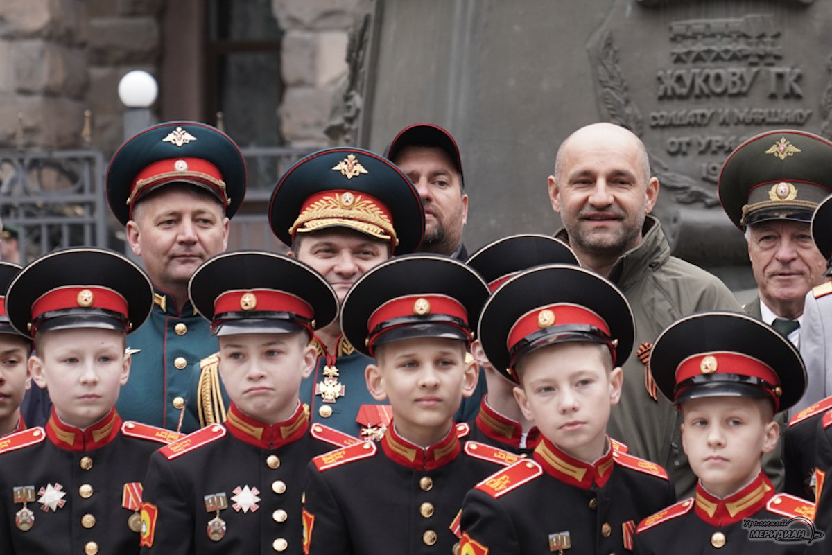 В Екатеринбурге возложили цветы к памятнику маршалу Жукову Церемония проходит каждый год в канун 9 Мая. В завершении по проспекту Ленина торжественным маршем прошла рота почетного караула. Почтить память героев Великой Отечественной войны пришли в том числе врио губернатора Денис Паслер, полпред в УрФО Артем Жога, мэр Екатеринбурга Алексей Орлов «Уральский меридиан»