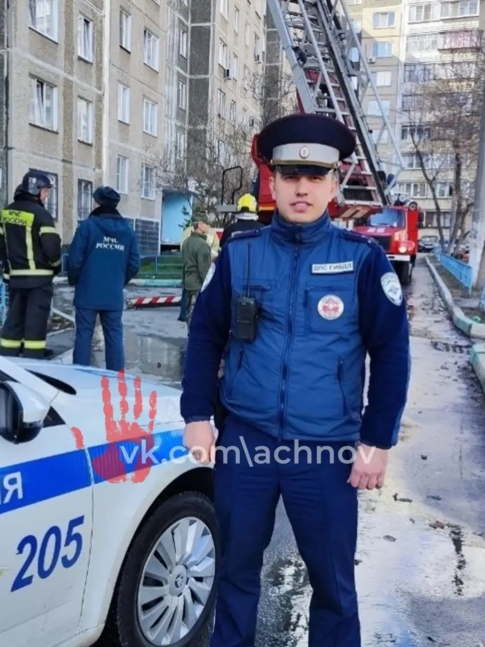 Курс дела Новости Челябинска Сотрудник ГАИ спас ребенка и животных из пожара В квартире на ул Чичерина ранее произошел пожар из за банок стоящих на балконе Когда квартира загорелась рядом оказался старший лейтенант Андрей Муравьёв на тот момент патрулирующий район Он заметил дым и пламя на девятом этаже дома вызвал спецслужбы и стал помогать сотрудникам МЧС в эвакуации жителей Из горящей квартиры Андрей вывел девочку подростка а также вынес кошку и собаку породы лабрадор   челябинскому герою без плаща но в форме АЧН Подписаться на нас в подробнее на канале Курс дела Новости Челябинска