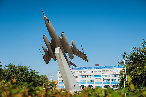 ДОМ.РФ направит на реконструкцию котельной Иркутского авиационного завода 3,8 млрд рублей  ДОМ.РФ планирует направить на реконструкцию котельной филиала ПАО "Яковлев" Иркутского авиационного завода 3,8 млрд рублей, это 55-й проект в портфеле инфраструктурных облигаций госкомпании. Об этом сообщает ТАСС со ссылкой на данные ДОМ.РФ.  "ДОМ.РФ направит на реконструкцию котельной филиала ПАО "Яковлев" Иркутского авиационного завода 3,8 млрд рублей. Ввод объекта в эксплуатацию запланирован на начало третьего квартала 2028 года", – отмечается в сообщении.  Проект был одобрен правительственной комиссией по региональному развитию под председательством заместителя председателя правительства Марата Хуснуллина.  aviaru.net/n286555