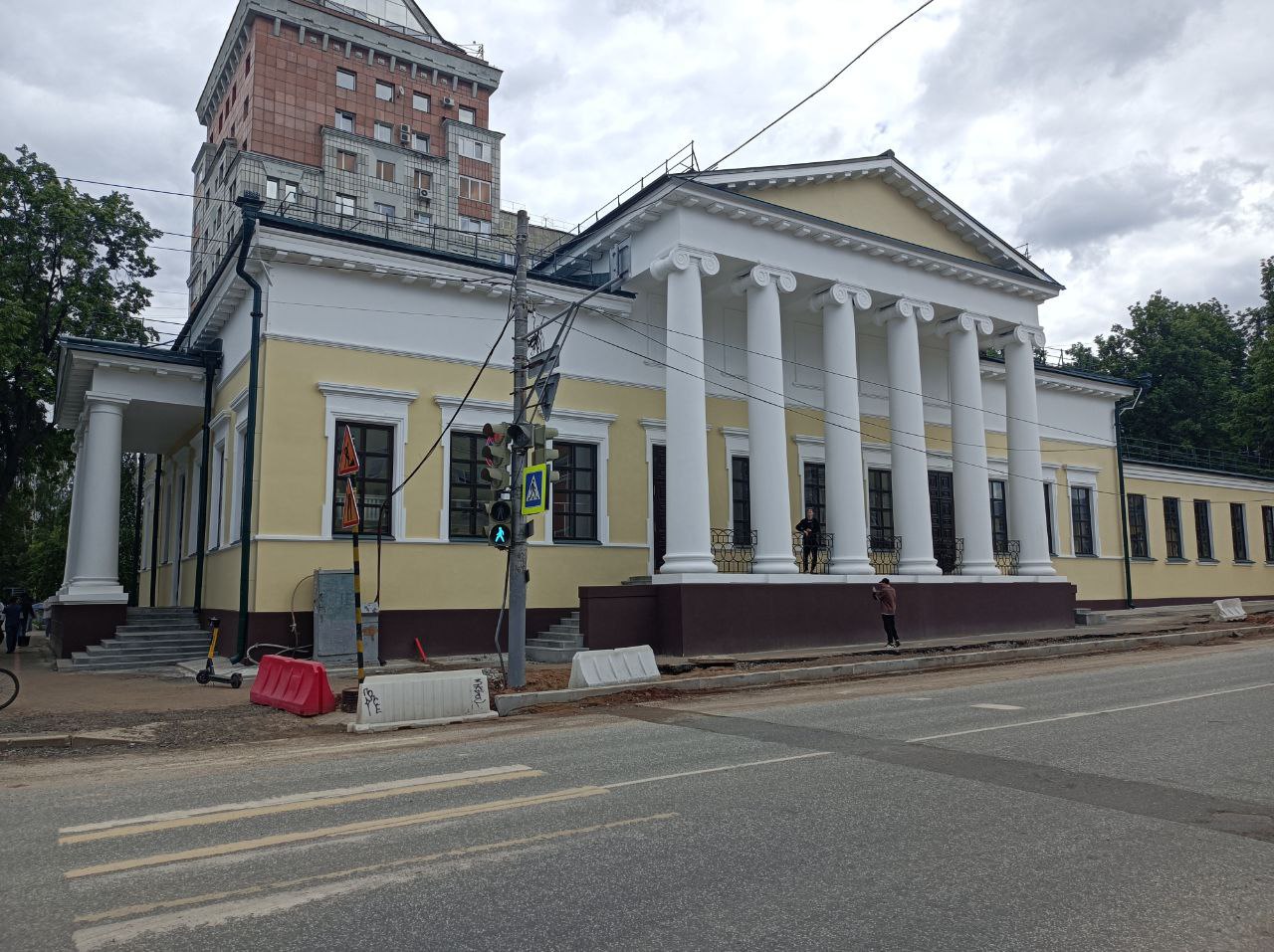 Реставрация помещений исторического памятника «Благородное собрание» займет два года.  В начале сентября Госинспекция по охране объектов культурного наследия Пермского края согласовала проектную документацию на проведение внутренних отделочных работ по ОКН «Благородное собрание». Оно находится на Сибирской, 20.  В здании планируется заменить покрытие кровли, восстановить штукатурный и окрасочный слои стен и лестниц. Также необходимо отремонтировать покрытие пола, заменить двери и обновить инженерные коммуникации. Сейчас проектная документация направлена на рассмотрение госэкспертизы, сообщает интернет-газета «Текст» со ссылкой на начальника краевой Госинспекции Анну Князеву.  В прошлом году завершился внешний ремонт здания «Благородное собрание». Тогда же стало известно о планах властей разместить в нем актовый зал, зал бракосочетаний, помещения выездного обслуживания, буфет, гардероб для посетителей, пост охраны, офисные помещения и приемную губернатора Пермского края.