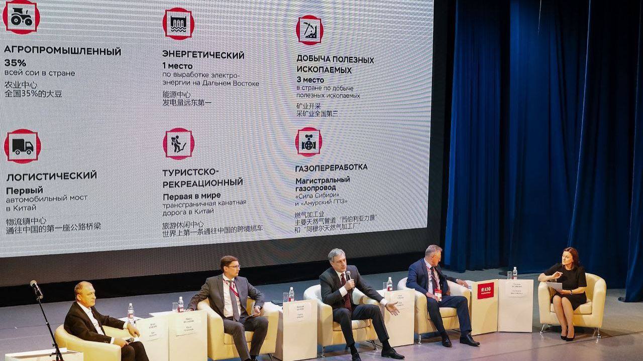 Василий Орлов: «АЭФ — площадка обмена опытом»: в Благовещенске стартует «АмурЭкспо» Международный экономический форум «АмурЭкспо» состоится с 23 по 25 мая на площадке Амурского газохимического комплекса, а также в Благовещенске Россия и Хэйхэ Китай . Участники ознакомятся с потенциалом российского производства полимеров, примут участие в деловой программе и расширят партнерские связи. В рамках события запланированы выездные мероприятия: делегация из России посетит китайский город Хэйхэ, где пройдет выставка «Двусторонняя торговля» с участием российских и китайских компаний. Экспозиция откроется 17 мая и соберет бизнес-делегации, инвесторов и более 25 компаний из Китая. Для гостей будут организованы экскурсии по логистическим и перерабатывающим объектам, а также переговоры и презентации. Уникальный реверсивный формат форума позволяет участникам посещать мероприятия сразу в двух странах. Организаторами форума выступили правительство Амурской области, Агентство по привлечению инвестиций и Фонд Росконгресс, а поддержку оказывают федеральные министерства и ведомства России.