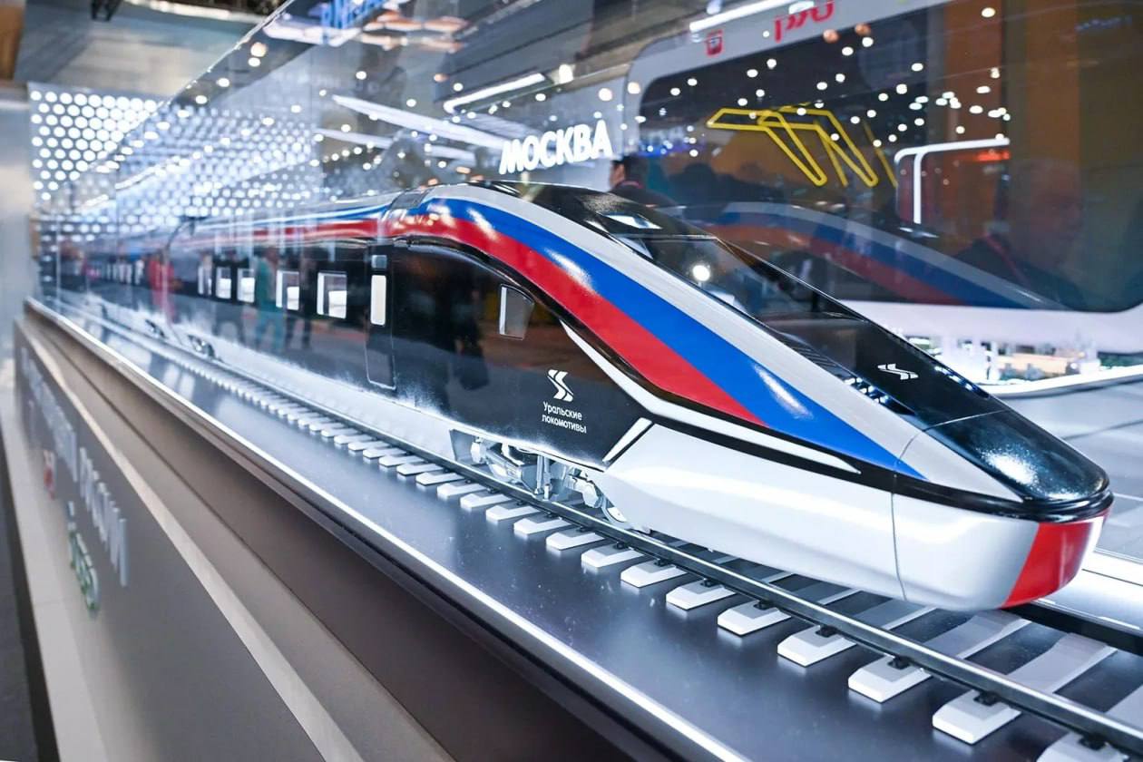 Поезд мечты отменили Высокоскоростного поезда из Москвы до Владивостока не будет об этом заявил глава Минтранса РФ Андрей Никитин По его словам такие магистрали эффективны только на расстоянии до 1500 километров где они могут конкурировать с авиаперелётами А вот для более длинных маршрутов таких как транссибирский самолёты остаются куда более практичным вариантом Тем не менее министр отметил что возможность создания ВСМ между крупными городами на Дальнем Востоке например Хабаровском Владивостоком или Новосибирском всё же рассматривается На данный момент приоритетом Минтранса остаётся строительство первой в России высокоскоростной магистрали между Москвой и Санкт Петербургом Фото пресс служба мэра и правительства Москвы Подписаться на Telegram  Подписаться в MAX