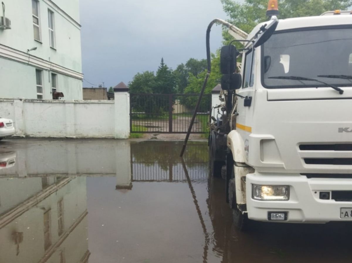 В Иванове после мощного ливня дорожники откачивают воду из больших луж     Задания формируются на основе плана работ и обращений граждан. В приоритетном порядке бригады выезжают на устранение подтоплений проезжей части, особенно на маршрутах общественного транспорта, а также вблизи социальных объектов.  ↗  Прислать новость   Подписаться