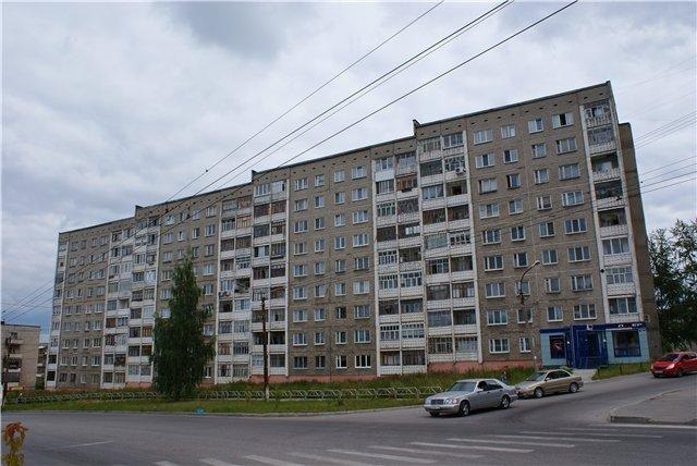 Тело новорождённого нашли под окнами многоэтажки в Березниках Мать ребёнка — выпускница 9 класса. Предположительно, она проживает на 5 этаже этого же здания вместе с сестрой и матерью. Мёртвого младенца заметила соседка, возвращавшаяся домой. Следственный комитет начал проверку по данному факту.