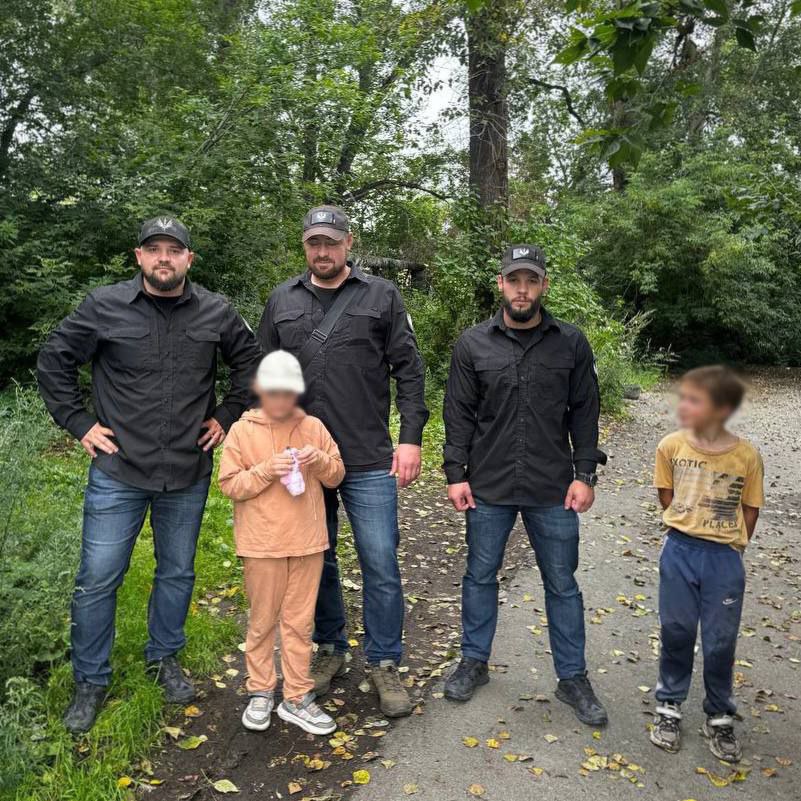 Детский омбудсмен возьмет на контроль семью семилетней Алины М., которую сегодня искали на Уктусе  Игорь Мороков заявил об этом в разговоре с ЕАН.   «Запросим по ней информацию в комиссии ПДН, попросим полностью провести исследование семьи, и исходя из этого будут приниматься решения. Конечно, нужно разобраться в причинах и условиях проживания ребенка и, если нужно, принимать меры», - заверил Мороков.   По данным ЕАН, Алина убегает из дома уже не первый раз. Сейчас повезло – волонтеры «РМК Поиск» обнаружили девочку по наводке от мальчика Димы, который подрабатывает в одном из парков. Оказалось, что на ночь девочку приютила семья из квартир в малоэтажных домах. Они ее накормили и уложили спать. Волонтеры, которые обнаружили девочку, сопроводили ее в отделение полиции, по пути купив ребенку мороженое.    тг-канал «РМК Поиск»