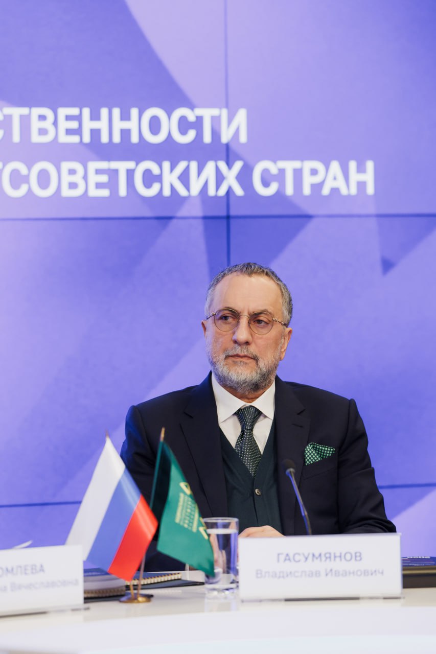 В НИИРК объяснили зачем России и странам постсоветского пространства мониторинг дружественности Директор Национального исследовательского института развития коммуникаций НИИРК Владислав Гасумянов комментируя презентацию ежегодного рейтинга дружественности заявил что исследование служит инструментом самодиагностики для всех стран региона По словам Владислава Гасумянова на постсоветском пространстве которое для России является не периферией а ближайшим окружением пересекаются ключевые вопросы безопасности миграции и идентичности Мониторинг НИИРК как отметил Гасумянов помогает увидеть реальные барьеры для сотрудничества в каждой конкретной стране а не только официальную риторику и понять какие форматы взаимодействия остаются эффективными Для самих постсоветских стран это возможность оценить последствия своих решений и границы допустимого маневра между центрами силы чтобы сохранить субъектность и избежать резких разрывов гуманитарных связей Вчера Российским Национальным исследовательским институтом развития коммуникаций НИИРК был обнародован ежегодный доклад по результатам мониторинга коммуникационных режимов постсоветских стран В 2025 году Армения заняла в рейтинге дружественности 8 е место улудшив свою позицию на один пункт в сравнении с 2024 м годом При этом суммарный рейтинг Армении за год снизился с 51 5 до 49 8 балла Документ доступен для ознакомления и скачивания в разделе Наши издания на сайте НИИРК