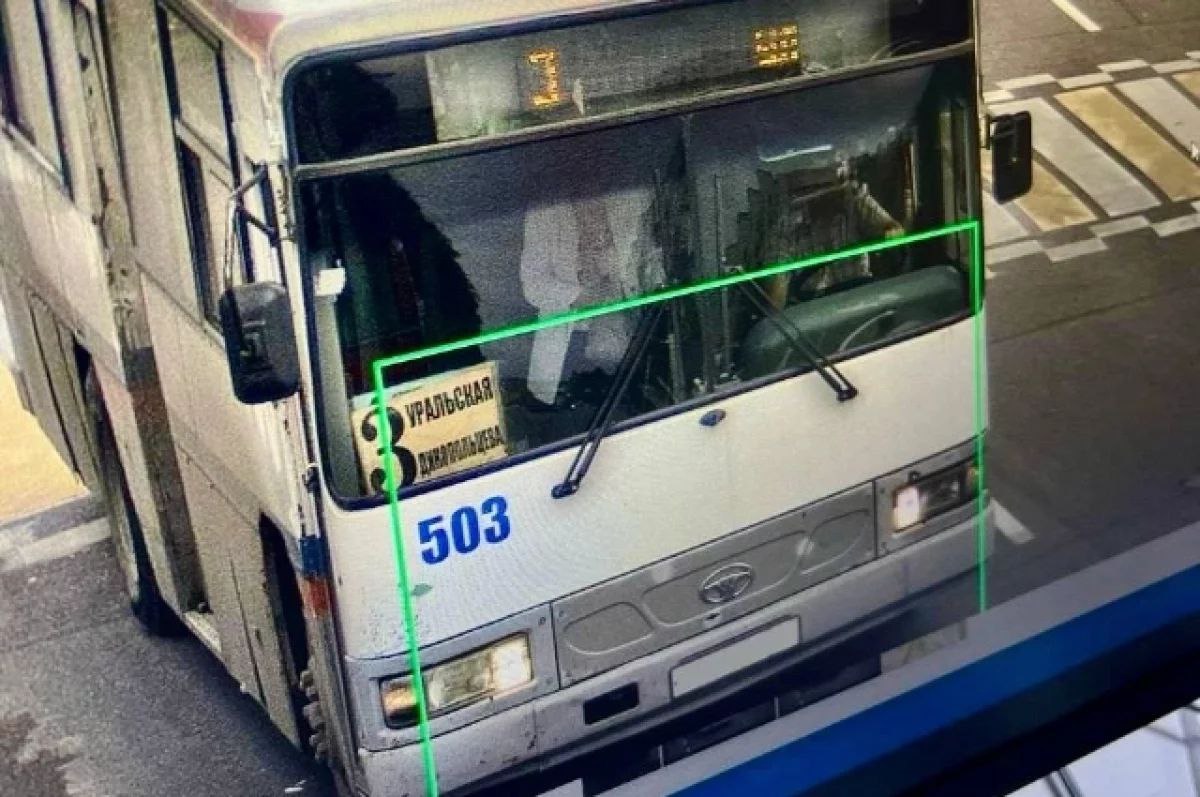 В Комсомольске пенсионерке выплатили более 500 тыс после травмы в автобусе В марте 2025 года водитель автобуса 3 резко затормозил на зебре из за чего 70 летняя пассажирка державшаяся за поручень поскользнулась и упала У нее диагностировали перелом бедра со смещением осколков Помощь ей оказали сначала другие пассажиры а потом медики Поскольку перевозчик отказался добровольно выплатить моральный вред прокурор подал иск в суд В итоге стороны заключили мировое соглашение пенсионерка обрела 230 тысяч рублей напрямую а страховая фирма добавила 340 тысяч Хабаровскоп уже в MAX