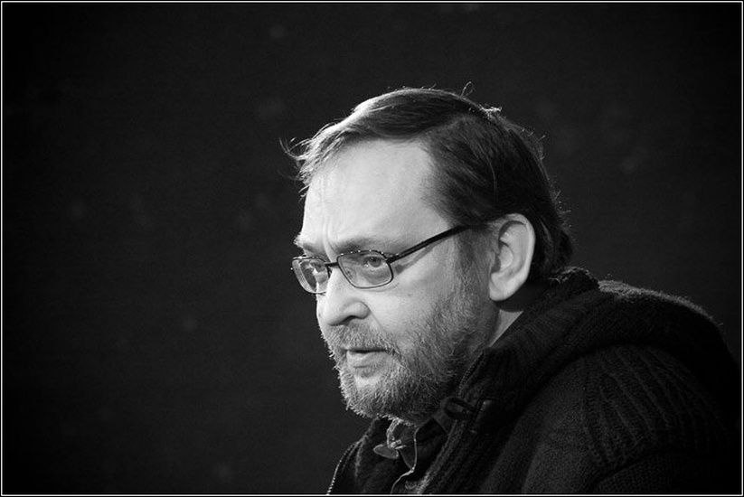 В Театре doc прозвучат наблюдения и прогнозы Михаила Угарова 20 января в Театре doc площадка DOC на Лесной пройдёт показ спектакля Дмитрия Соболева Осталось решить что постановки посвящённой юбилею режиссёра и создателя Театра doc Михаила Угарова и основанной на его творческом наследии 23 января этого года режиссёру драматургу и сценаристу Михаилу Угарову могло бы исполниться 70 лет но в апреле 2018 года его не стало а через сорок пять дней ушла из жизни его жена и соосновательница Театра doc Елена Гремина В спектакле Осталось решить что на сцену Театра doc выйдут коллеги и ученики Михаила Угарова чтобы вспомнить наблюдения и прогнозы Михал Юрьича как сказано в анонсе Собрав речевой портрет Угарова авторы премьеры пригласили исполнить его роль людей которых он любил и уважал Подробности по ссылке Мы ВКонтакте