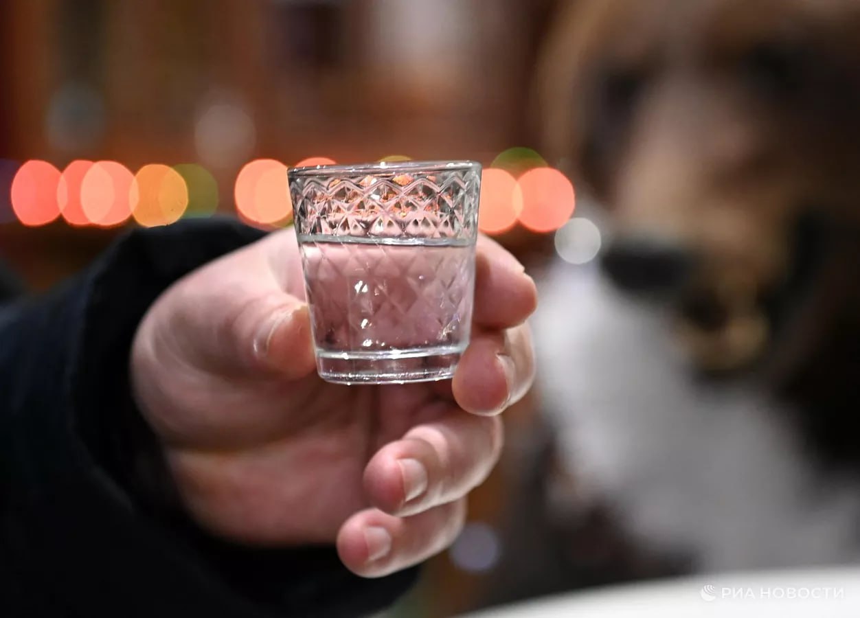 Сильнее всего производство водки в российских регионах за минувший год выросло в Северной Осетии Новгородской области а также Алтайском и Пермском краях на треть подсчитало РИА Новости по данным статистики А вот заметнее всего оно просело в Томской области в 4 6 раза Якутии в 3 7 раза Костромской области в 2 6 раза а также в Коми в 2 1 раза Водку в России производят 49 регионов больше всего в Московской области более 17 от всего выпущенного объема в 2025 м Подписаться на РИА Новости экономика Все наши каналы