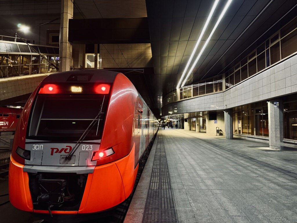 Между Минском и Москвой станет больше Ласточек и появятся ночные рейсы Количество поездов Ласточка на маршруте Минск Москва увеличат в ближайшее время Об этом сообщил посол Беларуси в России Александр Рогожник По его словам за последний год Беларусь и РЖД расширили железнодорожное сообщение в расписание добавили дополнительные составы а с 15 декабря на линии курсирует ещё одна Ласточка в десятивагонном исполнении включая два вагона бизнес класса Это должно снизить ажиотаж с билетами Также достигнута договорённость о запуске ночных беспересадочных Ласточек Они сократят время в пути и частично решат проблему дефицита билетов на популярном направлении Кроме того в 2025 году планируют открыть трансграничные маршруты Смоленск Витебск и Смоленск Орша Поезда будут субсидироваться а тарифы обещают сделать комфортными для пассажиров транспорт Подпишись Минская правда MLYN by