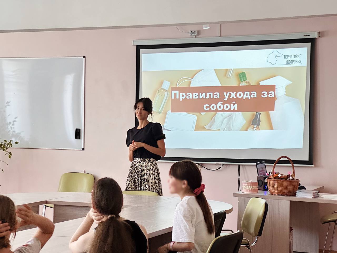 В преддверии Дня защиты детей руководитель Регионального центра общественного здоровья и медицинской профилактики Алина Марселевна Сунгатуллина вместе с коллегами посетила детский лечебно-реабилитационный центр «Надежда».   ‍  Специалисты Центра профилактики провели с детьми увлекательную игру, направленную на повышение осведомлённости о важности гигиены и здоровых привычек. Они постарались сделать так, чтобы каждый ребёнок понял, как важно заботиться о своём здоровье.  В знак внимания и заботы каждый ребёнок получил памятные подарки и вкусные кислородные коктейли. А ещё каждому вручили ромашку с добрыми пожеланиями на предстоящее лето. Эти маленькие знаки внимания сделали встречу ещё более тёплой и радостной.    "Дорогие маленькие пациенты центра «Надежда»! Желаем вам крепкого здоровья, радости и улыбок. Пусть предстоящее лето будет наполнено яркими впечатлениями, новыми открытиями и весёлыми моментами. Мы верим, что каждый из вас обязательно будет счастлив!",— поздравила детей Алина Марселевна.