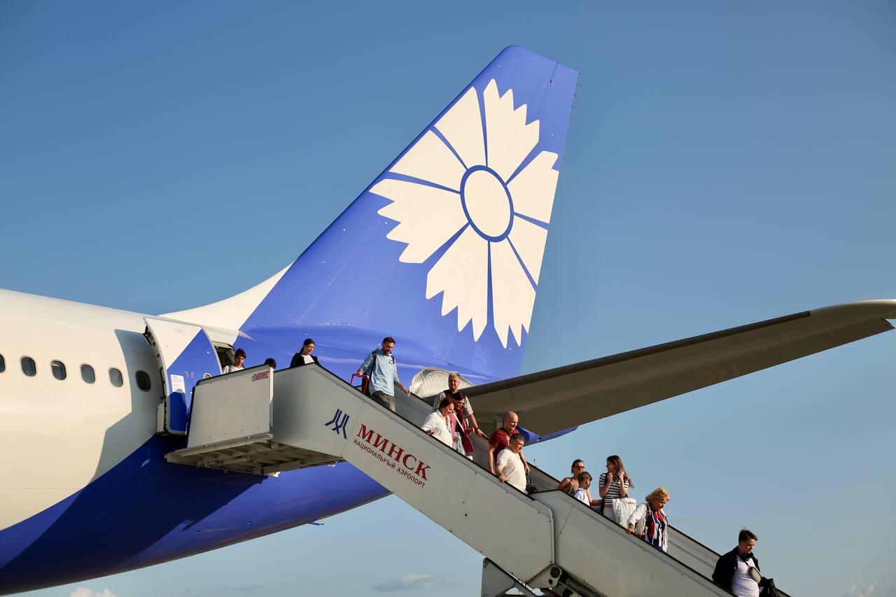 Третий Airbus A330 200 Белавиа должна ввести в эксплуатацию к февралю 2026 года заявил министр транспорта и коммуникаций Белоруссии Алексей Ляхнович Два из трёх ранее пробретённых широкофюзеляжных лайнеров уже задействованы в пассажирских перевозках Кроме того по словам главы белорусского минтранса вполне возможно что в скором времени в парке национального перевозчика появятся ещё несколько самолетов Пока цифры не буду называть но задачу такую авиакомпании ставили приобрести от трех до пяти самолетов к летнему сезону сказал Ляхнович Фото Белавиа tripfarearea RU Подпишись