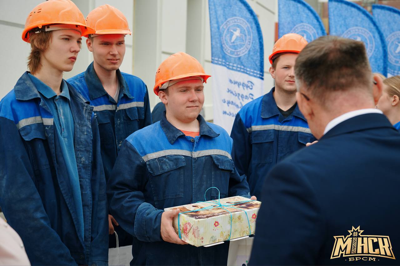 В Московском районе наградили 4000-го участника студотрядовского движения — 2025.  Почетного звания удостоен командир студенческого строительного отряда «Передовик» имени дважды Героя Советского Союза К. К. Рокоссовского Максим Горгун, студент БГМУ.  Он вместе со своим отрядом трудится на благо Московского района на молодежной районной стройке, внося вклад в преображение УЗ «15-я городская детская поликлиника».  Фото: БРСМ  «Минск-Новости» MINSKNEWS.BY Telegram Viber FB  VK Inst TikTok  YouTube