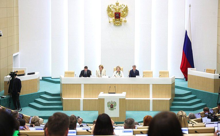 В. Матвиенко: Эффективность госпрограммы «Комплексное развитие сельских территорий» в 2024 г. составила 100 процентов Председатель Совета Федерации выступила на пленарном заседании Форума тружеников села. В Совете Федерации Председатель Совета Федерации Валентина Матвиенко провела пленарное заседание Второго Форума тружеников села. В рамках заседания обсудили ход реализации государственной программы «Комплексное развитие сельских территорий», вопросы развития инфраструктуры здравоохранения, образования и культуры. За последние годы внимание к развитию российских сёл объективно выросло. Строятся и реконструируются школы и детские сады, дома культуры, медицинские и спортивные объекты. Об этом заявила Валентина Матвиенко на пленарном заседании. Перед нами стоит общая большая задача – обеспечить на сельских терр... Подробнее>>>