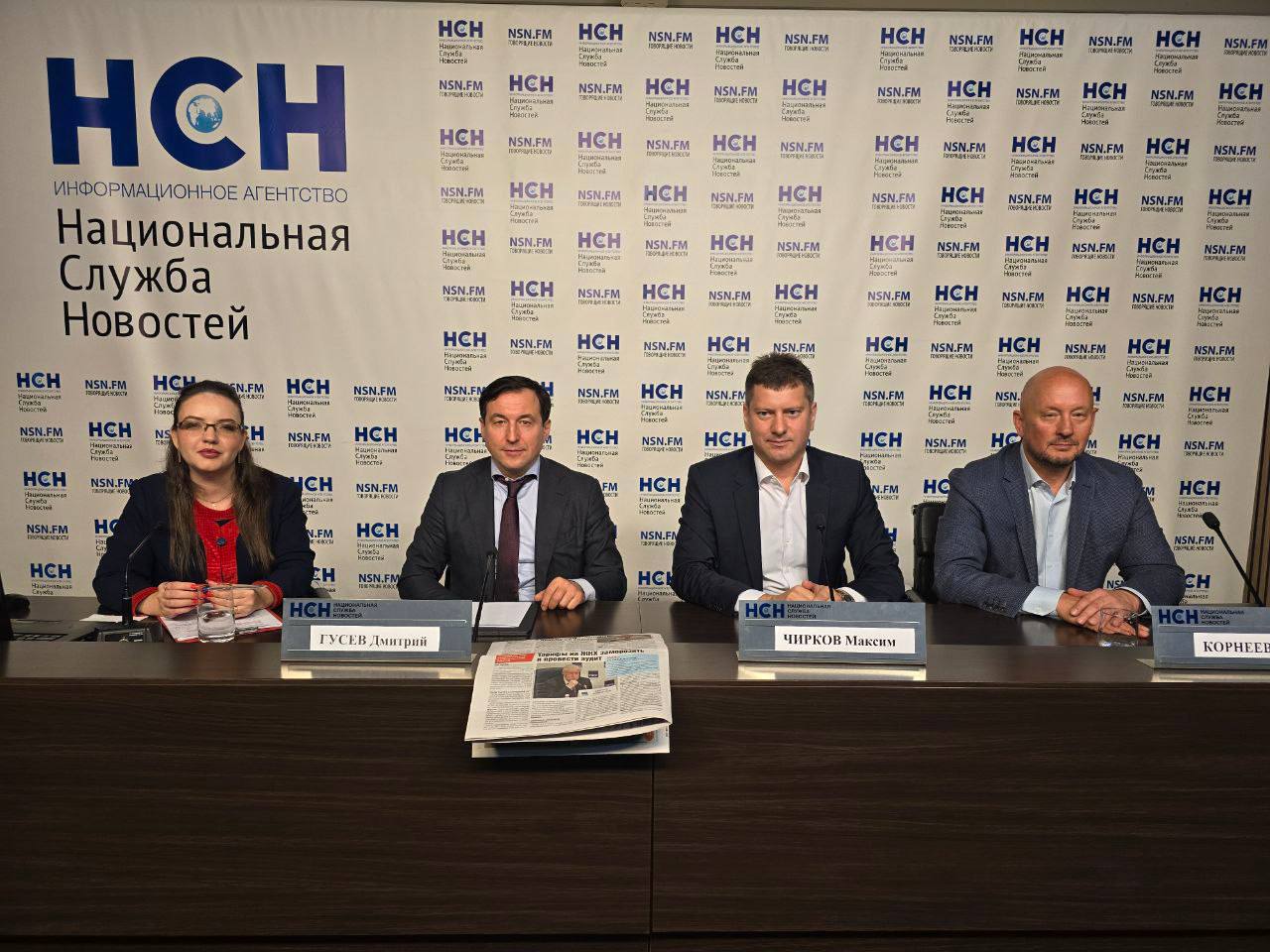 «Цунами цен и тарифов: кто виноват и что делать»   Сегодня на пресс-конференции в НСН предложили конкретные меры по защите граждан от роста цен и тарифов. Главное — ниже:    1. Проверка обоснованности повышения тарифов ЖКХ   Вместе с Сергеем Кабышевым направили официальные обращения в ФАС и прокуратуру Москвы.   Речь идёт о резком росте тарифов: +12,6% на электроэнергию, +14,9% на вывоз мусора, +10–12% на воду и отопление.   Вопрос: почему при такой инфляции тарифы растут быстрее зарплат? Где расчёты? Где логика?   Мы требуем официальной проверки и прозрачности. Ответы — уже через месяц.    2. Справедливые цены на образование   Сергей Кабышев обратился к министру науки и высшего образования Валерию Фалькову.   Предложение — ввести минимальные и максимальные ставки на платное обучение.   Сейчас стоимость одной и той же специальности может отличаться в 1,5–2 раза даже в рамках одного региона.   Это нечестно, непрозрачно и бьёт по родителям и студентам.   Мы выступаем за понятные и справедливые тарифы на высшее образование.    3. Как снизить цену на ЖКХ — два конкретных законопроекта   Первое: Предлагаем ввести нулевую ключевую ставку для энергетических проектов — чтобы не гасить развитие отрасли дорогими кредитами.   Результат — больше энергии, больше конкуренции, ниже цены.   Второе: законопроект о расширении прав жильцов — увеличить лимит для управления домом без УК с 30 до 50 квартир.   Это даст миллионам россиян возможность избавиться от навязанных услуг и снизить плату за ЖКХ на 35–40%.    «Мы даём людям право самим управлять своими домами. Без посредников, без липовых счетов и навязанных платежей», — заявил Дмитрий Гусев.    Это реальные шаги в защиту людей от тарифного и ценового беспредела.