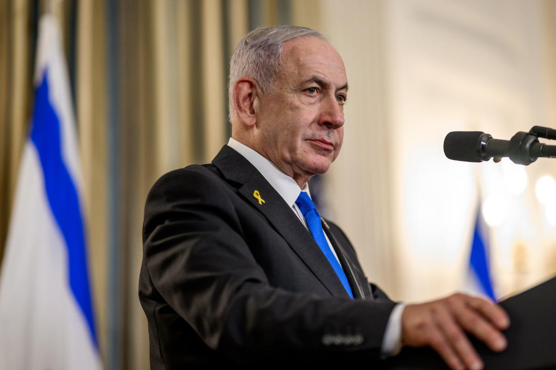 Биньямин Нетаньяху официально подал президенту Израиля просьбу о своем помиловании В офисе главы государства сообщили что отдел помилования Министерства юстиции соберет мнения профильных органов и направит их рекомендации юридическому советнику пишет The Times of Israel Премьер министра Израиля обвиняют в коррупции включая получение дорогих подарков от миллиардера и содействие медиамагнатам в обмен на положительные публикации Нетаньяху свою вину отрицает Расследование длится с 2016 года Подпишитесь на Абзац TG VK Дзен MAX Rutube