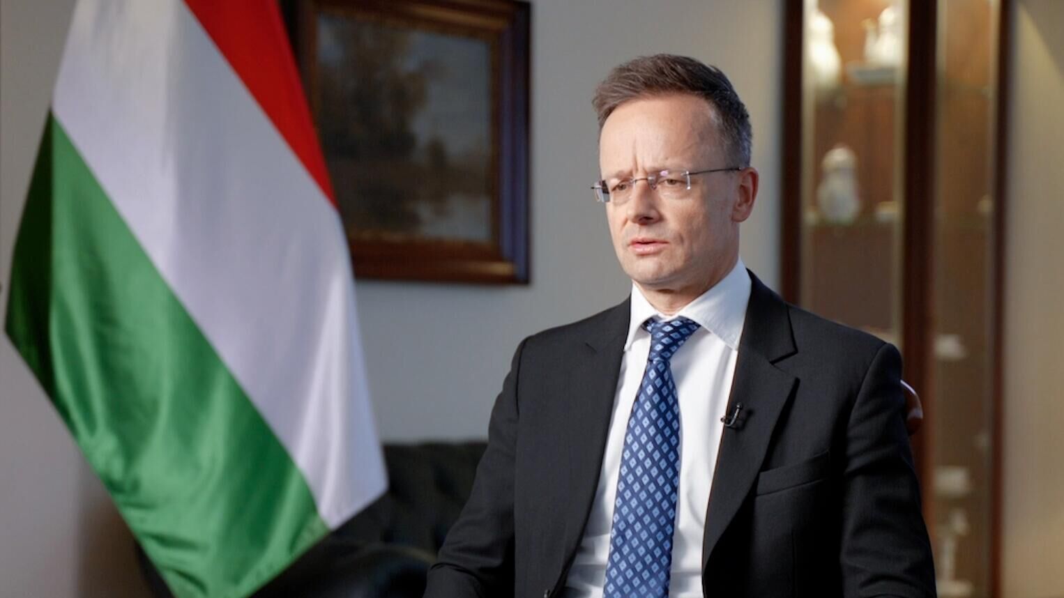 Министр иностранных дел и внешнеэкономических связей Венгрии Петер Сийярто прокомментировал планы ЕС запретить импорт российской нефти сразу после парламентских выборов в Венгрии заявив что это еще одна причина для победы действующего правительства которое не позволит Брюсселю реализовать этот план Агентство Рейтер со ссылкой на проект документа передавало во вторник что Еврокомиссия собирается 15 апреля предложить законопроект об отказе от импорта российской нефти По данным чиновников ЕС предложение будет выдвинуто после выборов в Венгрии чтобы тема запрета не оказала значительного влияния на результаты голосования Еще одна причина по которой нам нужно суверенное правительство способное сказать нет Брюсселю Мы должны сказать нет этому предложению Брюсселя И только мы можем сказать нет Партия контролируемая Брюсселем очевидно не скажет нет и не помешает реализации отмены программы снижения коммунальных платежей сказал Сийярто порталу Index