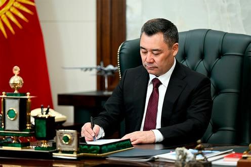 Президент Кыргызстана Садыр Жапаров подписал новый Земельный кодекс, направленный на защиту прав собственников и упрощение земельных процедур. Документ гарантирует сохранение прав на участки, полученные до 1999 года, включая дачные и садовые земли, которые теперь официально включаются в состав населённых пунктов. Это облегчит регистрацию, получение соцпособий и доступ к образованию. Среди других изменений — переход на единый кадастровый учёт и новый порядок изъятия земли. Изъятие возможно только при отсутствии альтернатив, через суд и с обязательной предварительной компенсацией рыночной стоимости участка, построек и возможных убытков. Также предусмотрены гарантии для владельцев земли, находящейся в залоге. Подробнее на сайте "Ферганы"