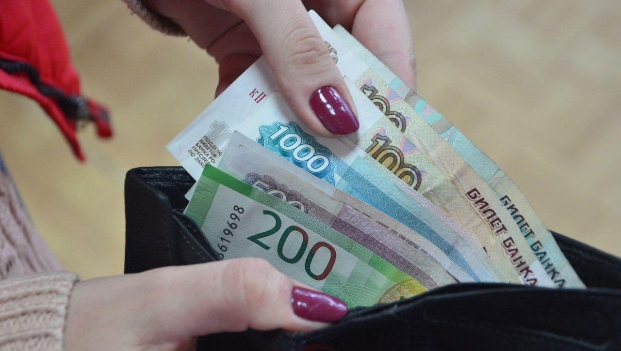 Треть работодателей намерены повысить зарплаты сотрудникам В 2025 году 32% опрошенных работодателей готовы увеличивать оклады сотрудников больше, чем в 2024 году. При этом 35% работодателей пока не решили, будут ли поднимать зарплаты, 15% планируют, но меньше, чем в 2024 году, 9% — только тем, кому не повышали, остальные не планируют. У 49% работодателей оплата труда в 2024 году увеличилась на 1–10%; у 23% — на 10–20%; у 11% не изменилась; у 9% увеличилась на 20–40%. По словам экспертов, зарплаты растут. Это зависит от конкретной отрасли, от уровня, гонка зарплат замедлилась, но не остановилась.