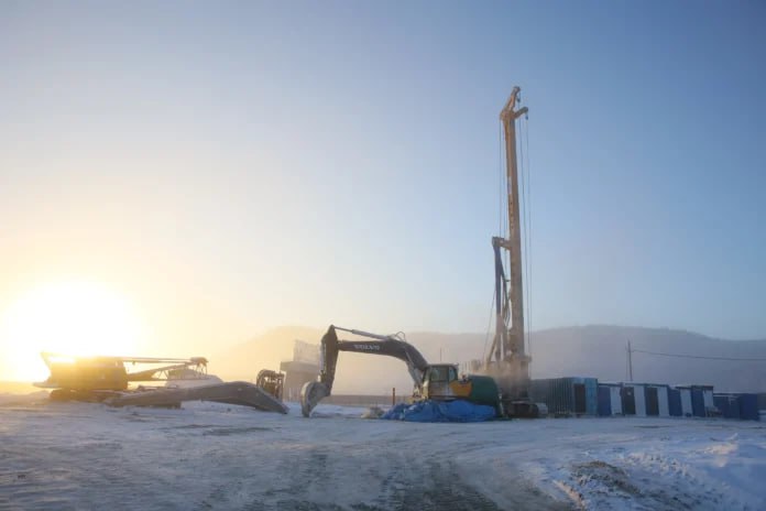 Круглогодичное строительство Ленского моста Как идет процесс Строительство Ленского моста продолжается в Якутии невзирая на сильные морозы На обоих берегах реки функционирует вся необходимая производственная инфраструктура организован круглогодичный строительный цикл Подробнее читайте по ссылке Фото Саргын Скрябин ЯСИА yk24 ru в MAX Telegram ВК VK Видеом