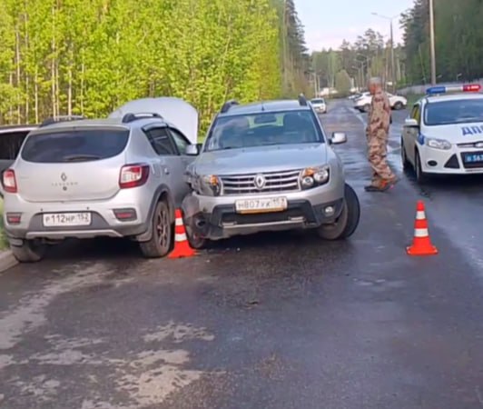 Две легковушки столкнулись с Сарове: водителю одного из автомобилей стало плохо за рулем ДТП произошло на улице Академика Харитона. Автомобиль «Рено Сандеро» под управлением мужчины 1983 г.р. выехал на встречную полосу, где столкнулся с «Рено Дастер». В ГАИ предварительно рассказали, что водителю «Сандеро» стало плохо и он потерял управление. Мужчину каретой скорой помощи доставили в КБ №50. Прислать новость