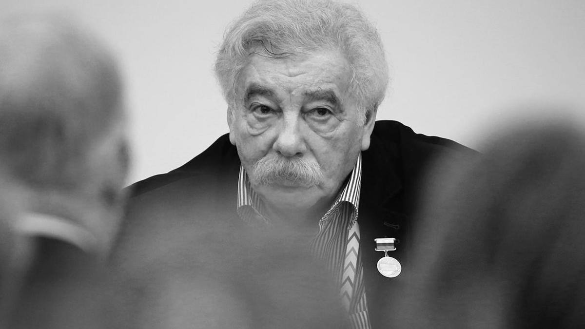 Ушёл из жизни выдающийся историк и музеевед бывший директор Российского этнографического музея Владимир Грусман Он возглавлял один из крупнейших музейных центров страны на протяжении 20 лет По инициативе Владимира Моисеевича реализованы проекты значительно расширившие научную просветительскую и международную деятельность музея в том числе сотрудничество с Норвегией и Афганистаном Выражаем глубокие соболезнования родным друзьям и коллегам Владимира Моисеевича