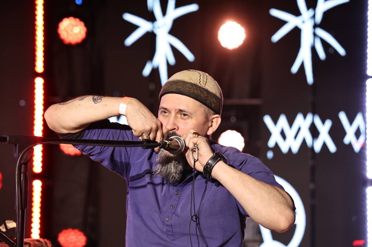 Южноуральцы сыграют в азартные игры средневековья В Челябинске вновь состоится фестиваль Зимнее солнце Аркаима Это уже третий по счету фестиваль исторической реконструкции который предложит насыщенную программу на два дня В рамках мероприятия запланированы мастер классы лекции от известных историков кинопоказы тематические фотозоны музыкальные и театрализованные выступления Среди участников фестиваля музыкальные коллективы такие как Тюргэн Кам LITHA и PSYBERIA На площади у ТРК будут проходить историко реконструкторские активности лучные бои сражения на мягких мечах и тир На втором этаже торгового комплекса можно будет увидеть выставку артефактов музея заповедника Аркаим а также активности от Государственного исторического музея Южного Урала Для всех желающих организуют интерактивные площадки с разнообразными занятиями такими как наскальная живопись обработка дерева создание татуировок азартные игры 14 16 веков аутентичное сверление и другие ремесленные мастерские Кроме того будут доступны занятия по прядению кузнечеству кулинарии бронзового века и даже средневековая каллиграфия eugenejut