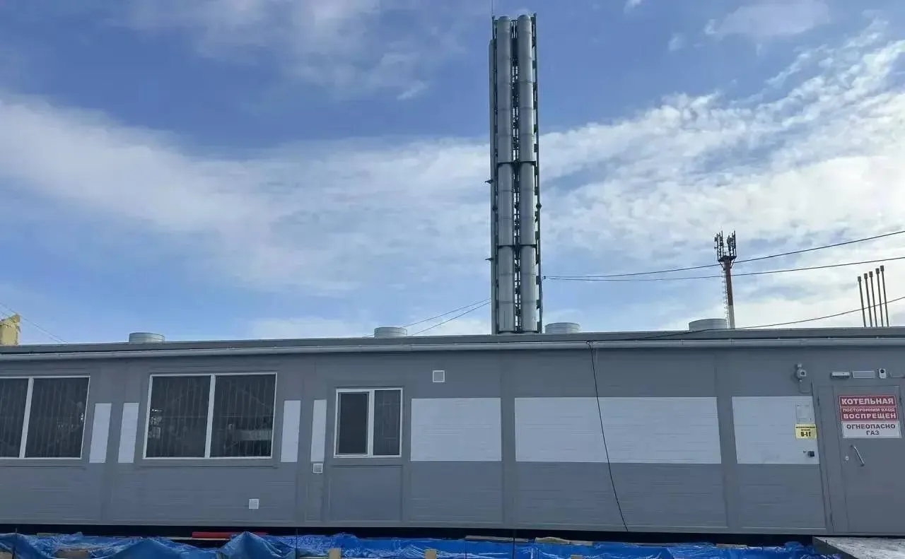 Завершена газификация котельной в Корсакове Новая котельная обеспечит надёжное теплоснабжение и горячее водоснабжение для 15 многоквартирных жилых домов а также социально значимые объекты Работа по газификации и догазификации объектов является одним из ключевых направлений Народной программы Единой России совместно с Газпромом   Как отмечает генеральный директор ООО Газпром газораспределение Южно Сахалинск Денис Лубнин переход котельных на газ благоприятно влияет на экологическую обстановку и повышает качество жизни островного населения