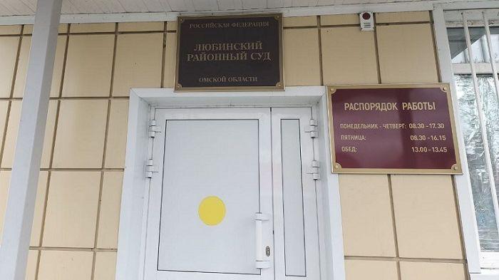 Даже болты за свой счет на суде всплыли сенсационные подробности взяток Куприянова В Любинском районном суде Омска продолжается громкий процесс по делу бывшего зампреда министра труда и социального развития Омской области Владимира Куприянова Экс чиновника обвиняют в получении взятки в особо крупном размере п в ч 5 ст 290 УК РФ На втором заседании допрашивали свидетеля со стороны обвинения бывшего директора Марьяновского психоневрологического интерната Валерия Башурова Последний подробно рассказал суду о многолетних поручениях своего руководителя Башуров вспомнил что впервые просьба не связанная с его должностными обязанностями прозвучала еще в 2018 году Тогда Куприянов поручил ему приобрести саквояж Свидетель выбрал несколько вариантов сфотографировал их и отправил экс чиновнику Затем купил вещь за собственные деньги и передал ее министру компенсации он не получил Со временем поручения стали регулярными Башуров рассказал что неоднократно покупал имущество и материалы для домовладения тещи Куприянова в селе Любино Малоросское Речь шла как о мелких хозяйственных расходах так и о дорогих покупках Он подчеркнул что платил исключительно из своего кармана В какой то момент по его словам даже болты и лампочки покупал за свой счет Подробные показания бывшего директора Марьяновского психоневрологического интерната и детали заседания в материале