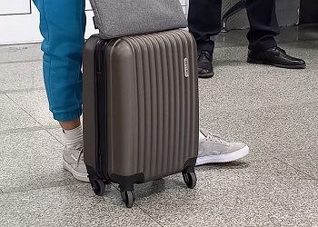 Амурчан которые пострадали от действий мошенницы турагента просят обращаться в полицию Об этом информирует региональное УМВД России Как сообщал Порт Амур жители Приамурья не могут вылететь из Вьетнама В январе 2026 года в полицию стали массово поступать заявления от туристов пострадавших от благовещенского турагента Напомним подозреваемая местная жительница 1988 года рождения получала с клиентов предоплату за оказание туристических услуг однако свои обязательства либо не выполняла либо выполняла частично По имеющейся информации 26 граждан в настоящий момент находятся во Въетнаме и не могут вылететь в Россию так как у них нет билетов Сотрудники полиции призывают амурчан пострадавших от действий задержанной обращаться в органы внутренних дел говорится в сообщении УМВД Сейчас амурчанка находится под стражей Расследование уголовных дел продолжается