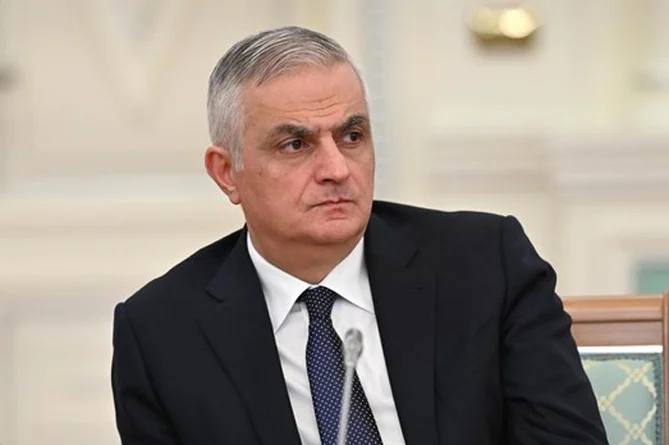 Термин Зангезурский коридор недопустим Мгер Григорян Вице премьер Армении Мгер Григорян прокомментировал выступление премьер министра Азербайджана Али Асадова призвав отказаться от использования термина Зангезурский коридор По словам Григоряна в контексте разблокировки региональных коммуникаций следует руководствоваться формулировками закрепленными в официальных документах подписанных на высоком уровне Согласно подписанным на высоком уровне документам в контексте разблокировки следует применять формулировку Путь Трампа во имя международного мира и процветания заявил он в ответ на выступление премьера Азербайджана Али Асадова Армянская сторона подчеркивает важность соблюдения согласованной терминологии чтобы избежать политических недоразумений и сохранить стабильность в регионе alphanewsam Подписка на Alpha News ВК Дзен Сайт TikTok Facebook Instagram YouTube X twitter